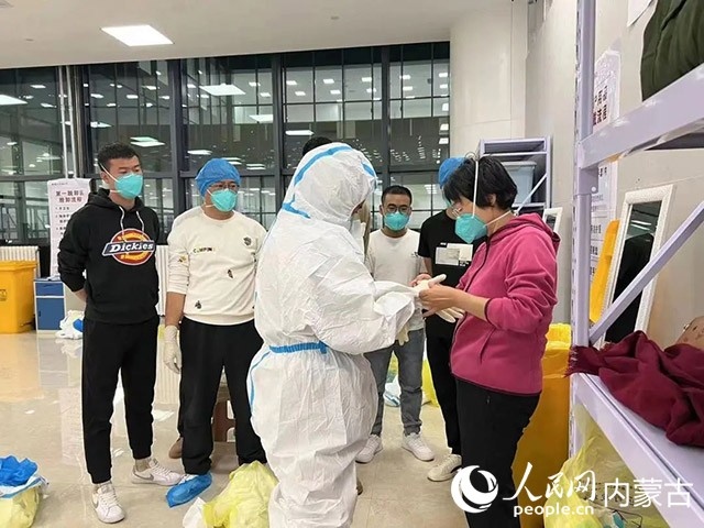 醫(yī)護(hù)人員正在方艙醫(yī)院工作。呼和浩特市第一醫(yī)院供圖