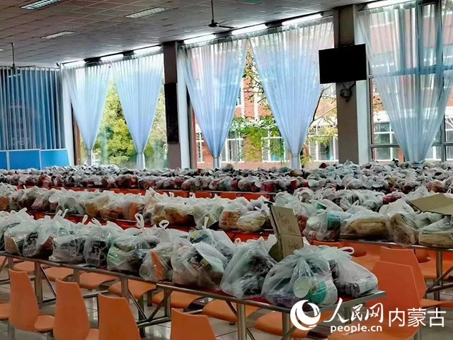 內(nèi)蒙古師范大學(xué)為返鄉(xiāng)學(xué)生準(zhǔn)備午餐和路途上的方便食品。內(nèi)蒙古教育廳供圖