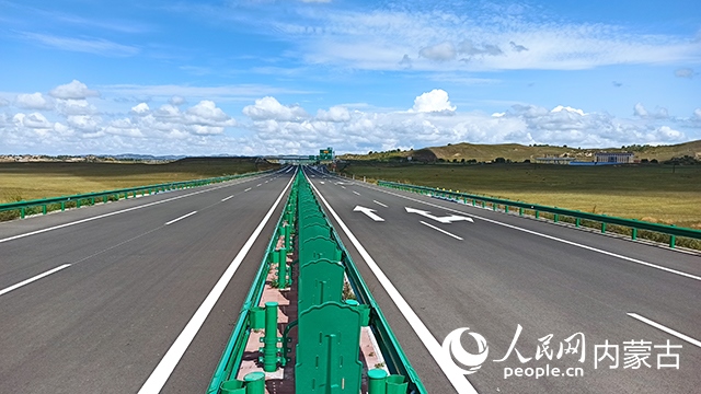G1611經(jīng)棚至烏蘭布統(tǒng)高速公路項目。人民網(wǎng)記者 趙夢月攝