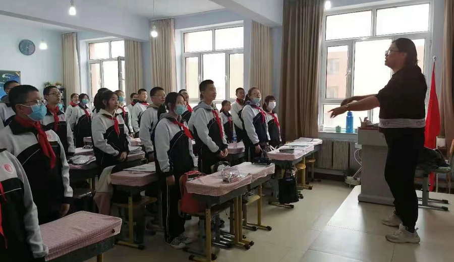 1617373663202559.jpg 錫林郭勒盟第六中學(xué)7年級(5)班開展“愛國大家唱”主題班隊(duì)會活動.jpg