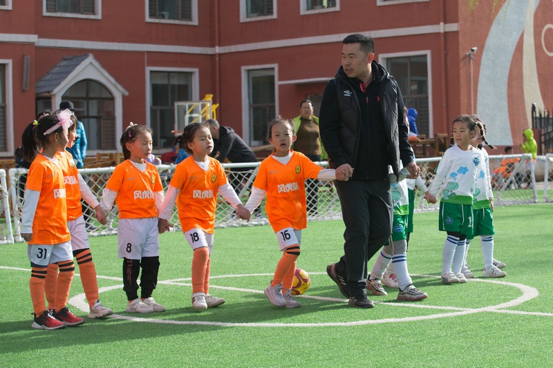 8.趣味比賽結(jié)束后，足球教師武穆帶領(lǐng)孩子們到場(chǎng)邊謝場(chǎng).jpg