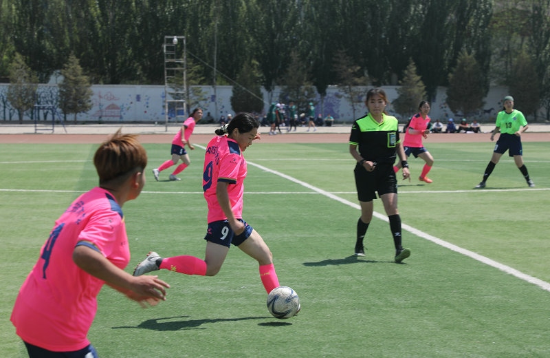 3.大學生足球聯賽本科組比賽現場，內蒙古民族大學（粉色）對陣呼和浩特民族學院.JPG