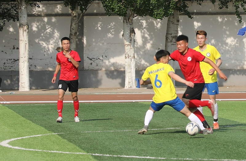 2.大學生足球聯賽本科組比賽現場，內蒙古工業(yè)大學（紅色）對陣內蒙古醫(yī)科大學.jpg