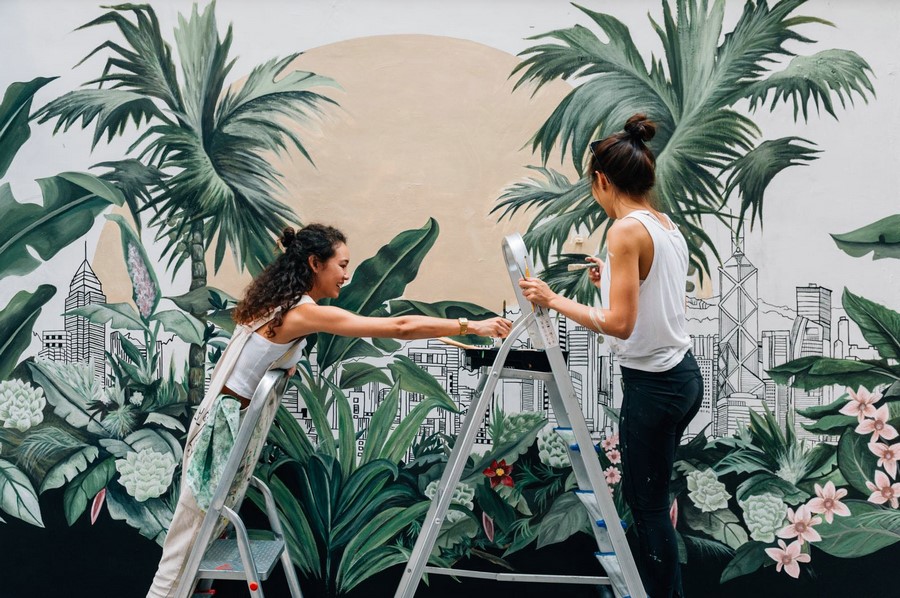 05. 藝術(shù)家梅慧欣、連佩汶與她們創(chuàng)作的壁畫作品.jpg