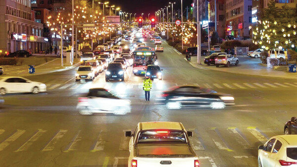 1738812029261073.jpg 交警.jpg