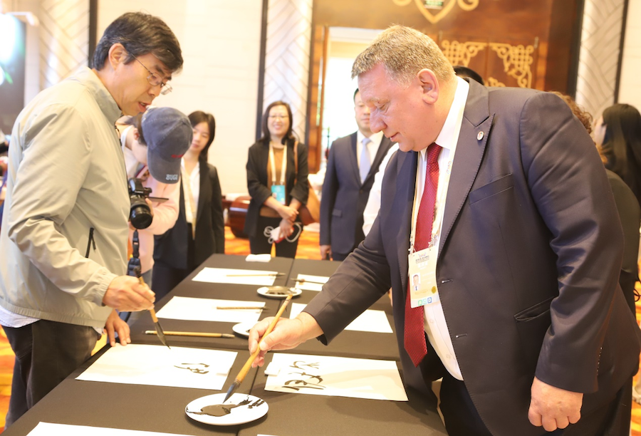 非遺、書法、文創(chuàng)齊亮相！2025年國家重要橋頭堡智庫論壇讓中外嘉賓讀懂北疆文化