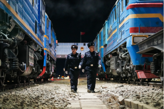 1767509796136858.png 20260104移民管理警察正在對夜間出境列車進行查驗1.png