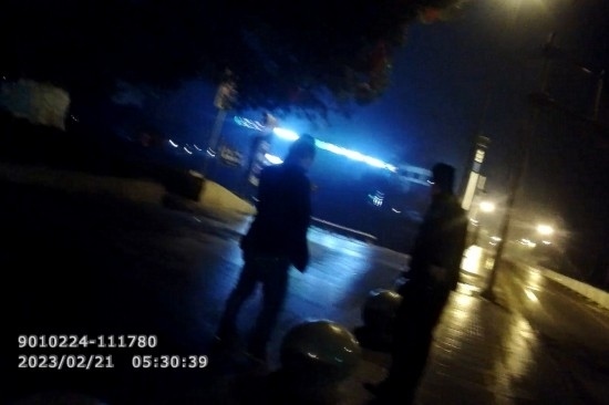 報(bào)警人唐師傅向民警講述情況 。資陽(yáng)公安供圖