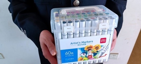 民警送上的馬克筆。資陽市公安供圖