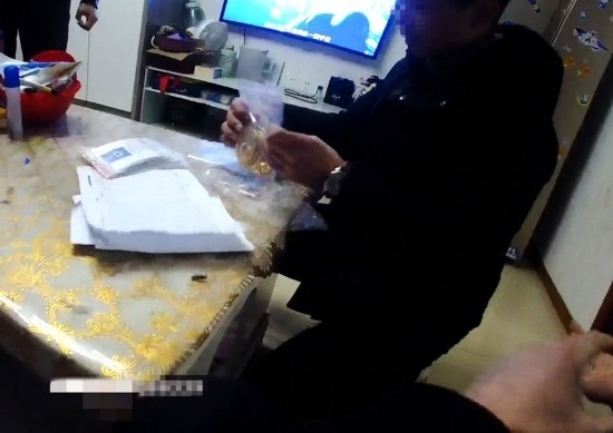 失主對照清單清點(diǎn)黃金等貴重物品。資陽市公安供圖