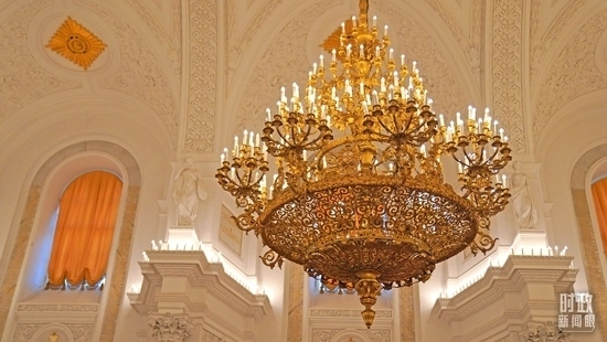 △喬治大廳內燈光璀璨。（總臺國廣記者李晉拍攝）