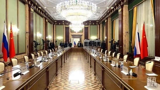 △俄羅斯聯(lián)邦政府大廈內，習主席在這里會見俄羅斯總理米舒斯京。（總臺央視記者段德文拍攝）