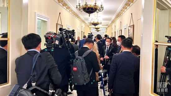  △等待進入會場的新聞記者擠滿走廊。（總臺央視記者程鋮拍攝）