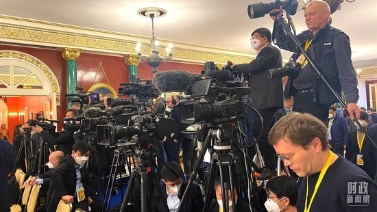 △等待中俄兩國元首共見記者的中外媒體同仁。（總臺央視記者段德文、李輝拍攝）