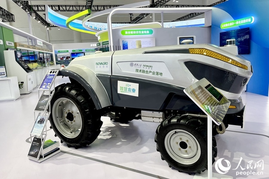 通過手機(jī)，就能指揮新能源無(wú)人駕駛拖拉機(jī)在田里作業(yè)。人民網(wǎng) 錢嘉禾攝