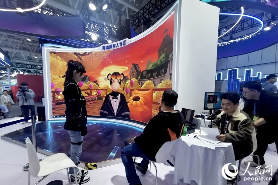 數(shù)字人主播“無(wú)聊猿”。人民網(wǎng) 葉青卿攝