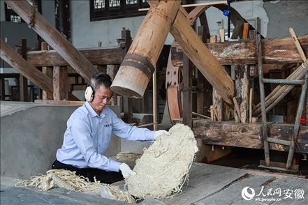 宣紙制作工藝——制簾。人民網(wǎng)記者 張俊攝