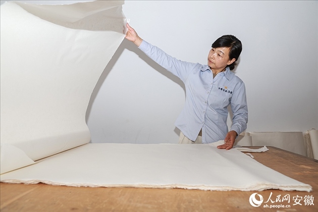 制簾需要將蔑條通過(guò)專門的小孔磨細(xì)。人民網(wǎng)記者 張俊攝