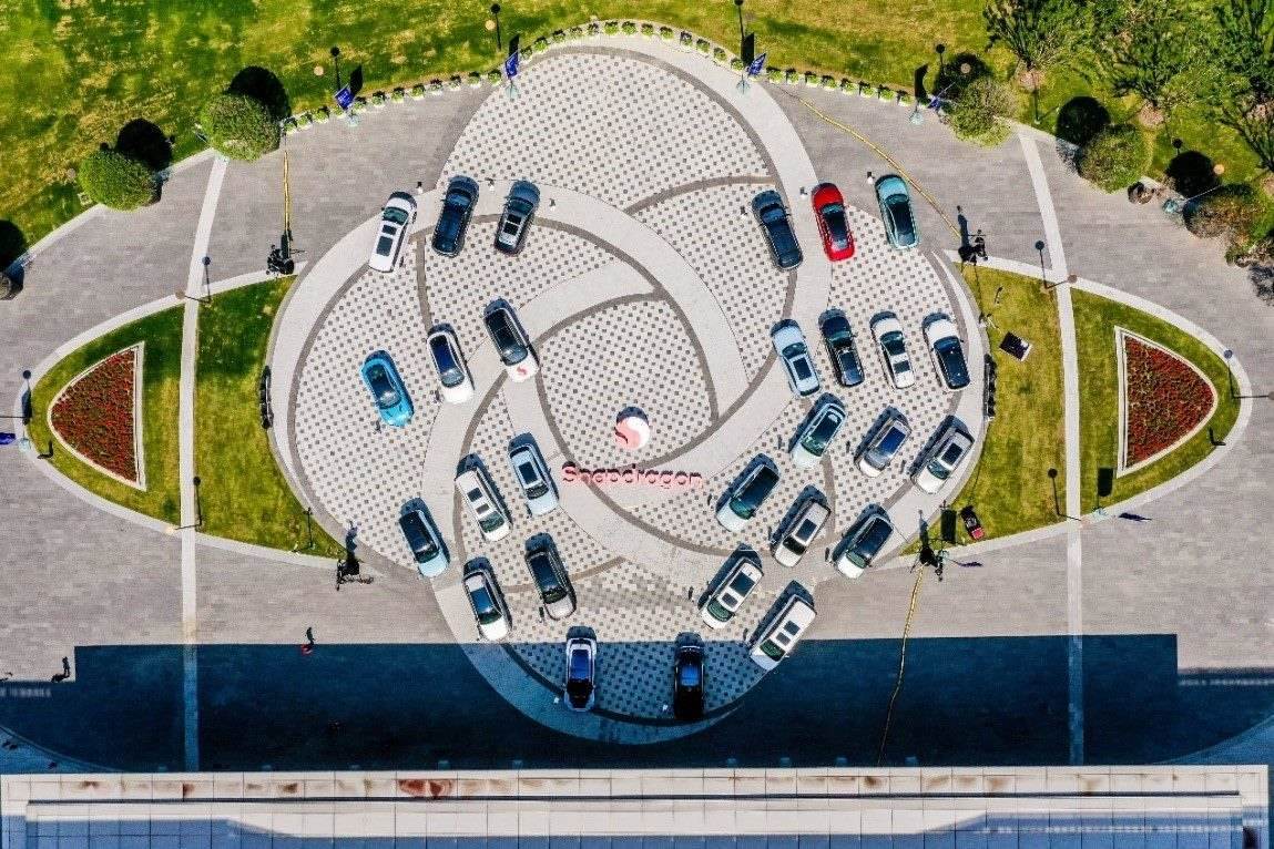 峰會戶外整車展示區(qū)俯瞰圖。（受訪者供圖）