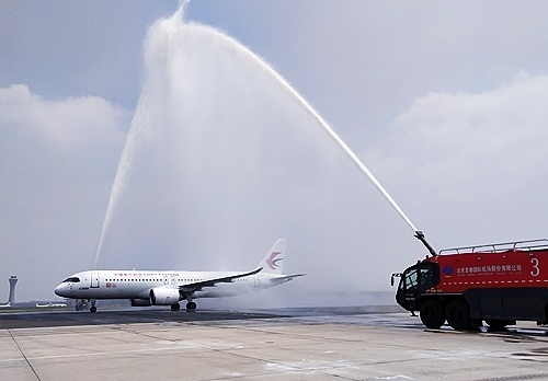 C919穿過象征民航最高禮儀的“水門”。東航供圖