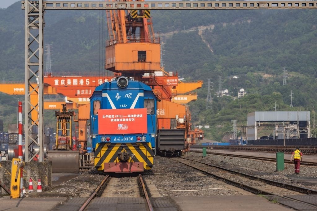 這是2023年4月27日，太平船務(wù)——西部陸海新通道江鐵海聯(lián)運(yùn)非洲專列在重慶果園港魚嘴站等待發(fā)車。