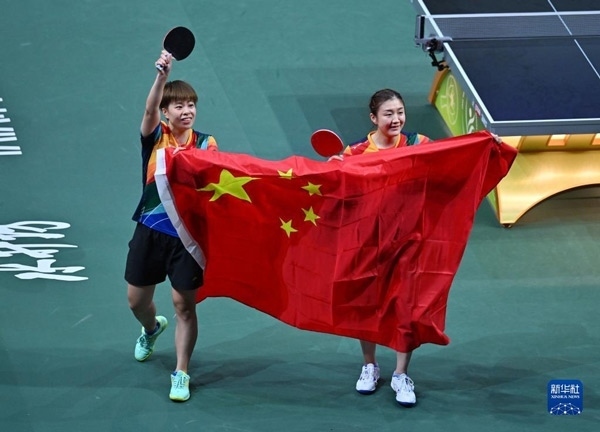 5月27日，陳夢（右）/王藝迪慶祝勝利。當日，在南非德班進行的2023年世界乒乓球錦標賽女子雙打決賽中，中國選手陳夢/王藝迪以3比0戰(zhàn)勝韓國選手田志希/申裕斌，奪得冠軍。新華社記者 陶希夷攝