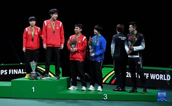 5月26日，冠軍中國組合王楚欽（左二）/孫穎莎（左一）與季軍中國組合林詩棟（左三）/蒯曼（左四）、中國香港組合黃鎮(zhèn)廷（右一）/杜凱琹在頒獎儀式后交流。新華社記者 陶希夷攝