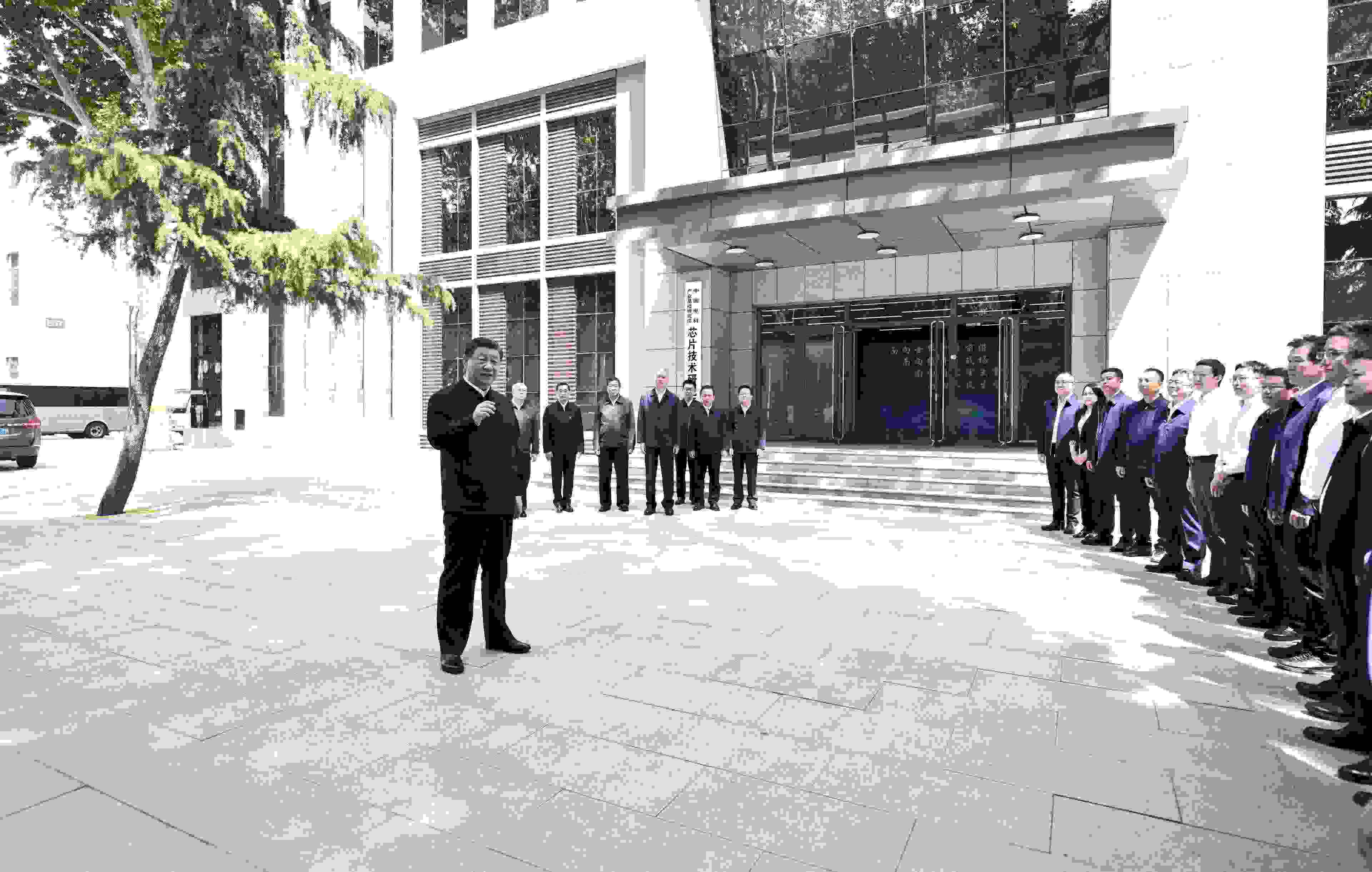 △2023年5月12日，習(xí)近平總書記在中國電科產(chǎn)業(yè)基礎(chǔ)研究院同科技工作者交流。