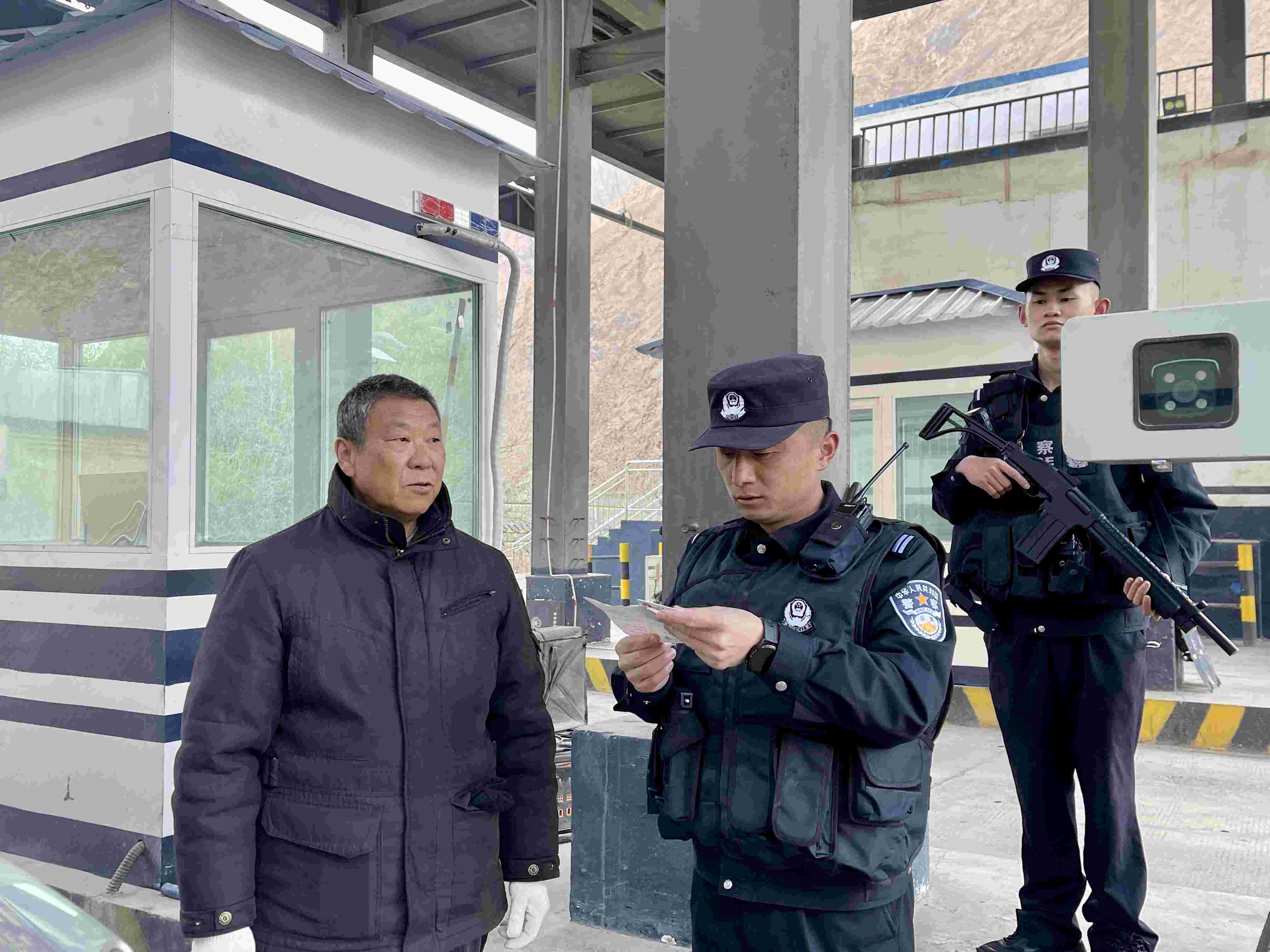 在庫地邊境檢查站，陳暢核對進出邊境管理區(qū)人員信息。人民網(wǎng) 周靜圓攝