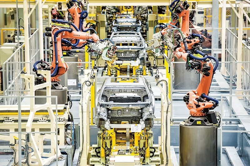 發(fā)展新能源汽車是我國從汽車大國邁向汽車強(qiáng)國的必由之路。2022年中國新能源汽車產(chǎn)銷分別實(shí)現(xiàn)705.8萬輛和688.7萬輛，連續(xù)8年位居世界第一。圖為廣汽埃安第一智造中心焊裝車間正在熱火朝天地生產(chǎn)。 廣汽埃安新能源汽車股份有限公司供圖