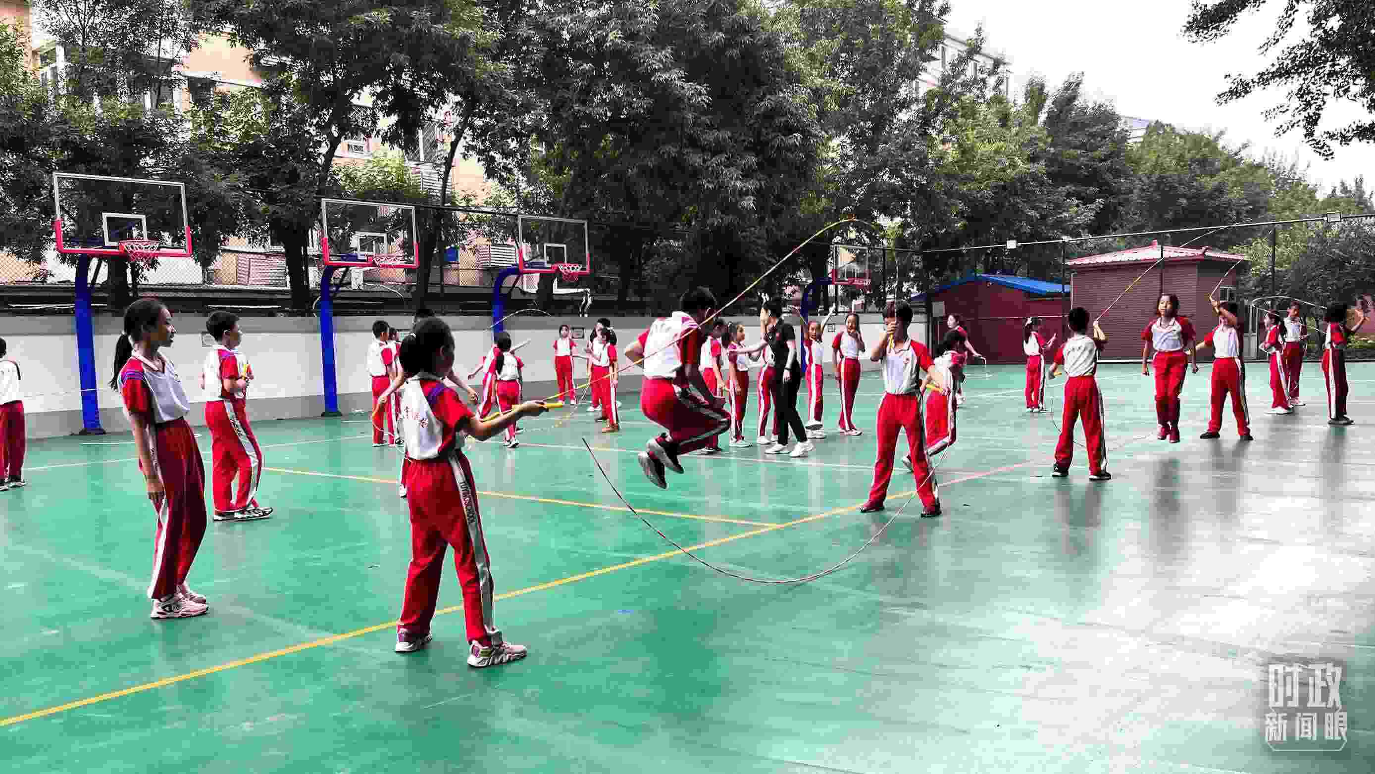 △正在跳繩的學生。（總臺央視記者張垚拍攝）