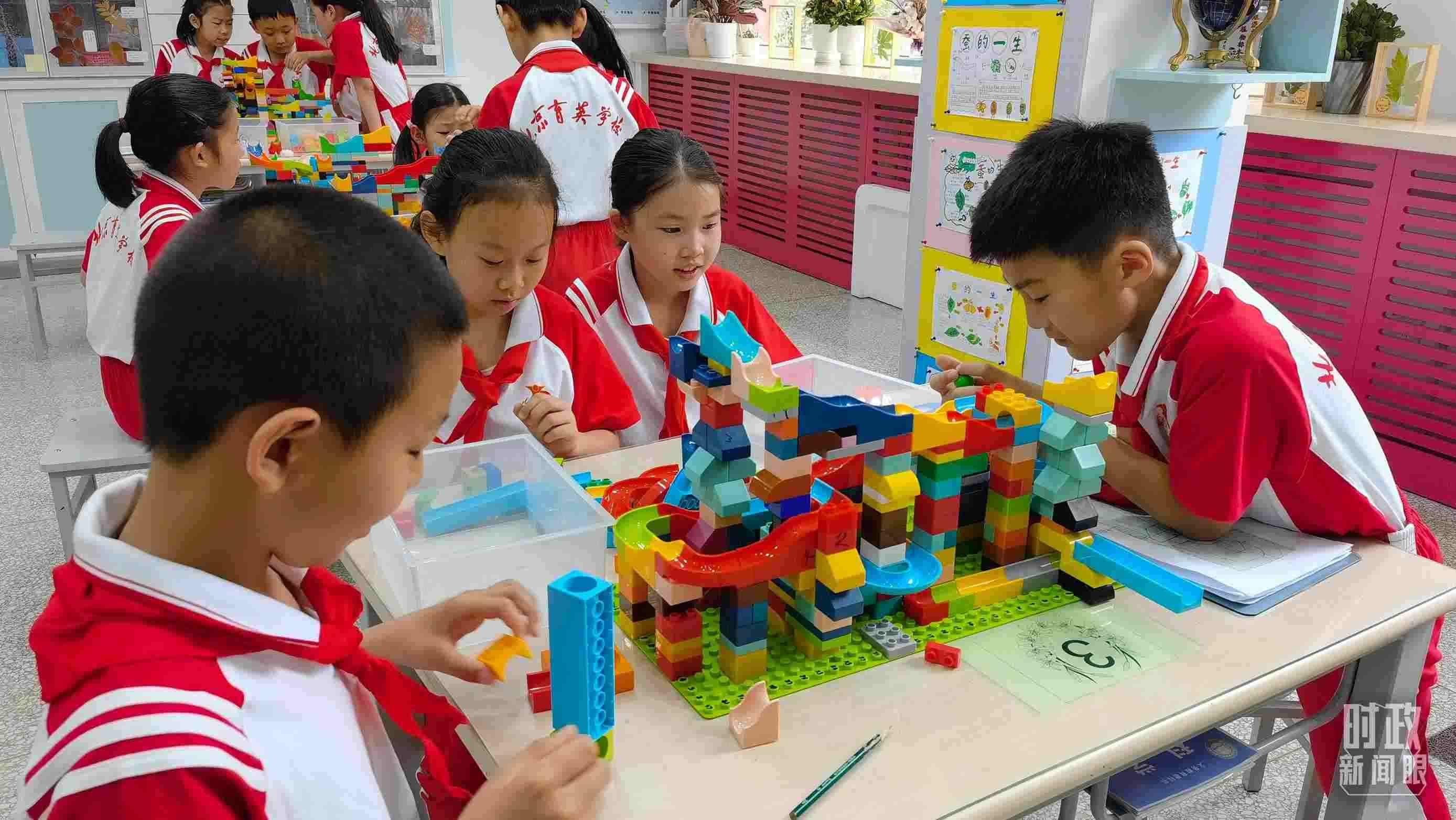 △正在搭建過山車模型的學生們。（總臺央視記者石丞拍攝）