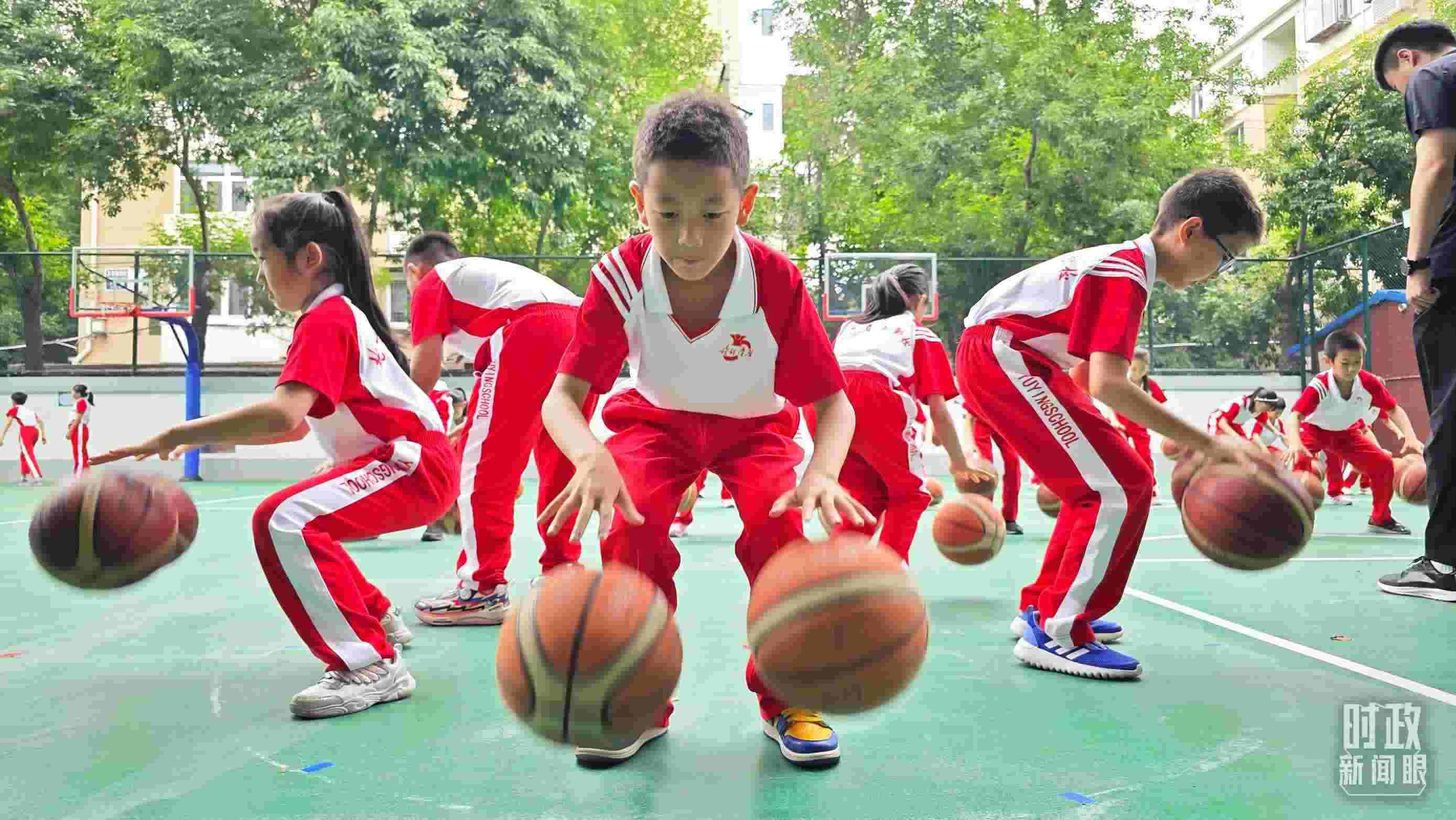 △學生正在打籃球。（總臺央視記者彭漢明拍攝）