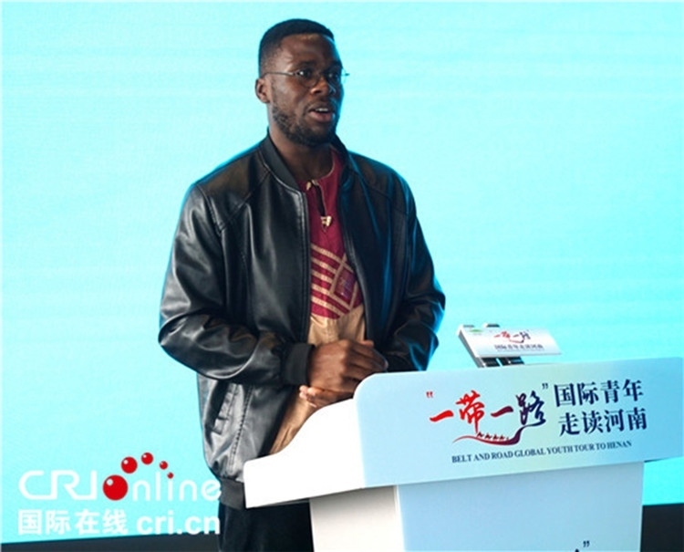 國(guó)際青年代表奕曉龍發(fā)言。賈親親 攝