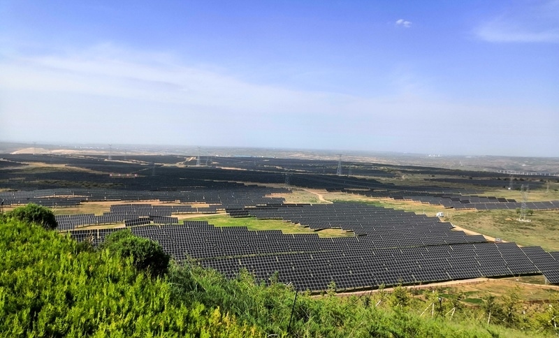 伊金霍洛旗天驕綠能50萬千瓦采煤沉陷區(qū)生態(tài)治理光伏發(fā)電示范項(xiàng)目一角。人民網(wǎng)記者 孫博洋攝
