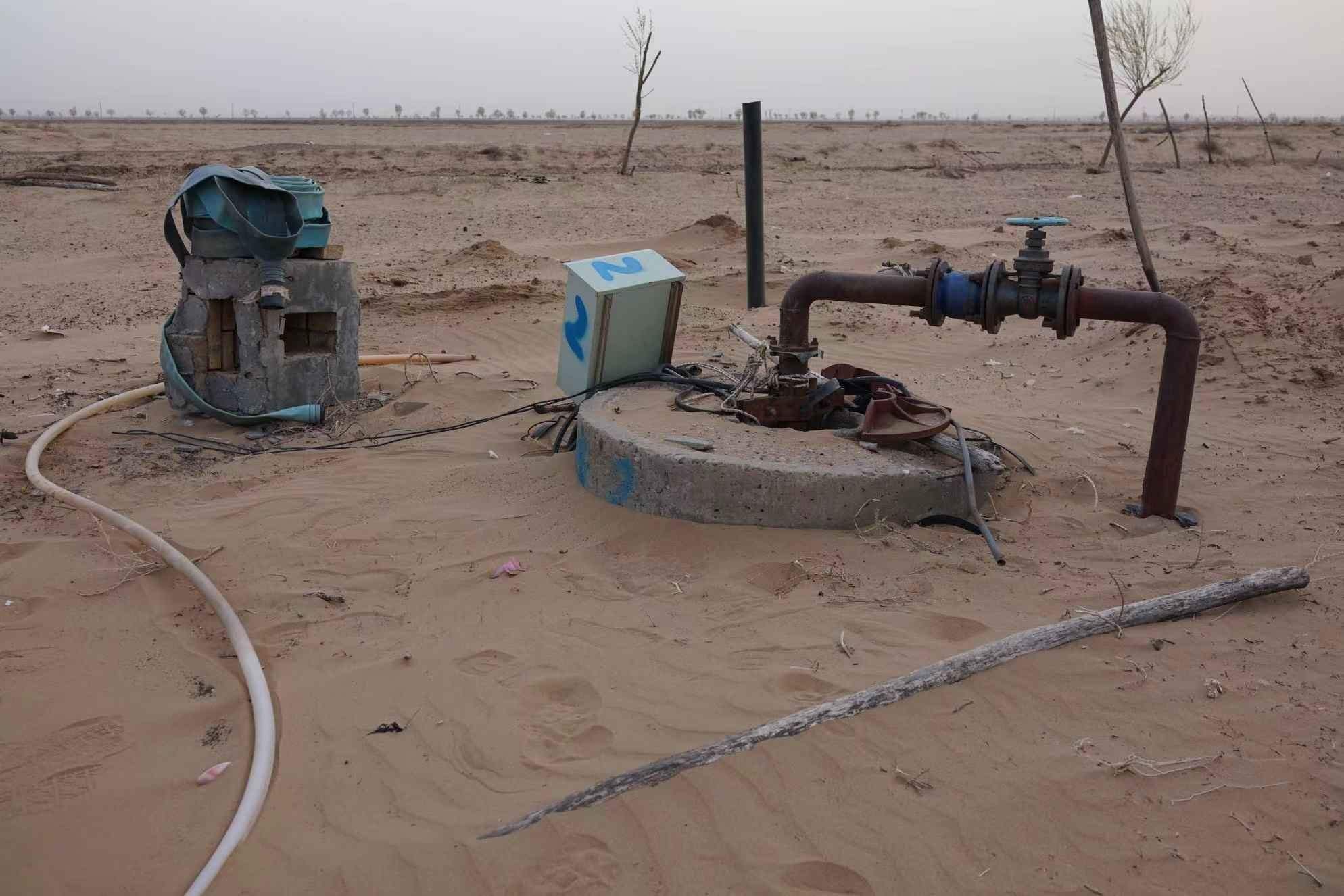 項(xiàng)目地以北的一個澆灌機(jī)井。 人民網(wǎng)記者 游天燚攝