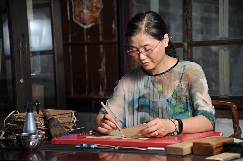 天一閣古籍修復師工作場景。天一閣博物院供圖