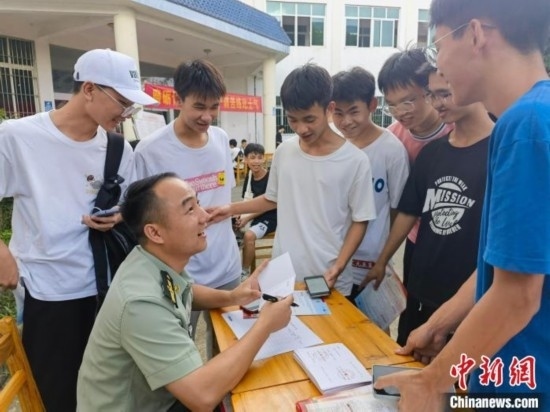 專武干部在講解相關(guān)政策。韋碩 攝