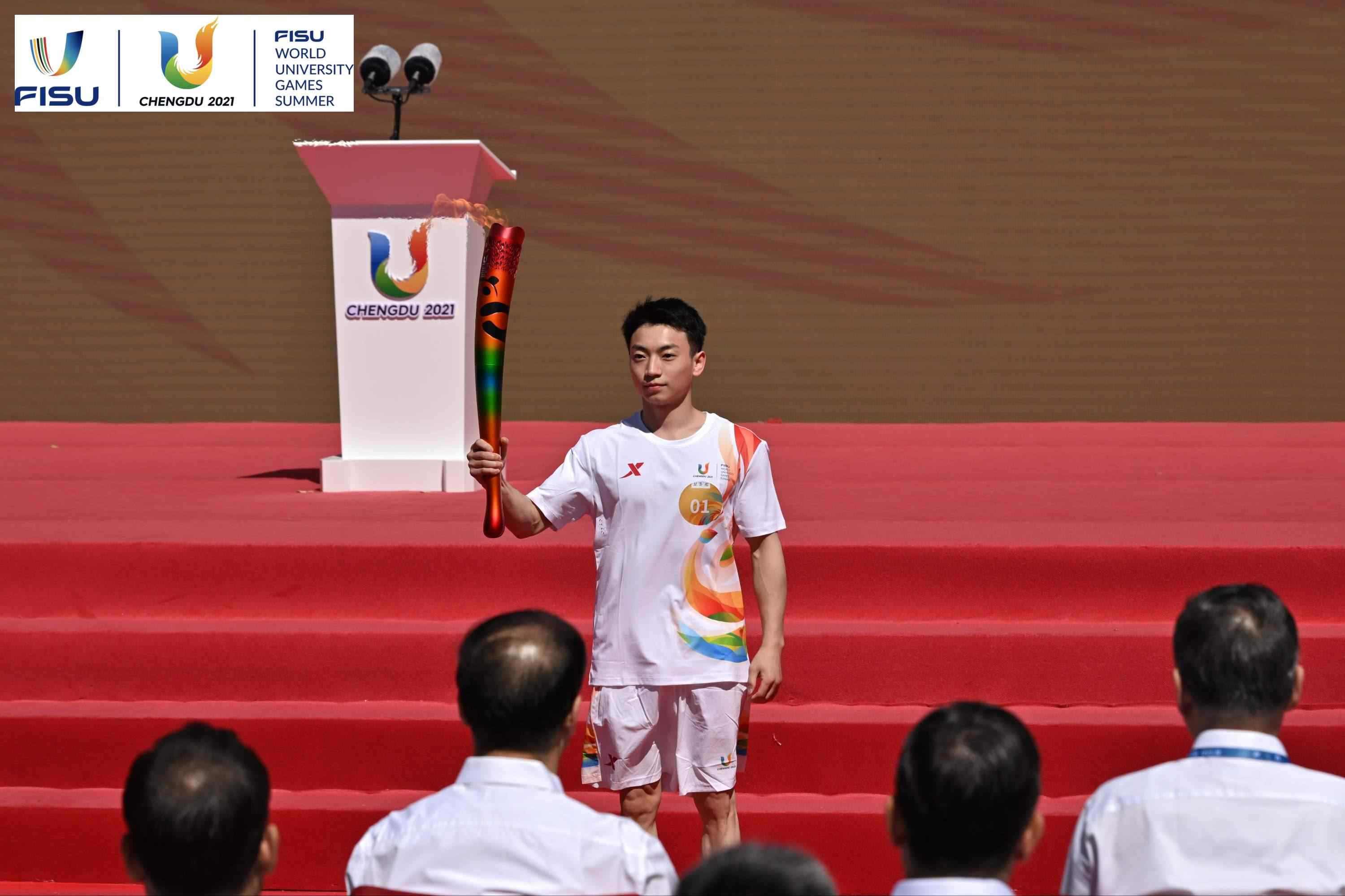 成都大運(yùn)會(huì)火炬手、奧運(yùn)冠軍鄒敬園高舉火炬。 圖片來(lái)源：成都大運(yùn)會(huì)執(zhí)委會(huì)供圖