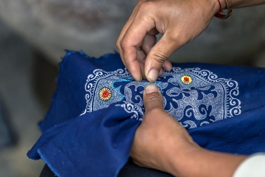 在貴州省黔西市新仁苗族鄉(xiāng)化屋村，村民在制作苗繡。新華社記者 范暉 攝