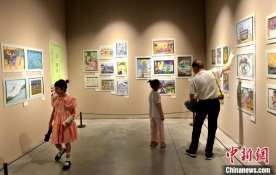 圖為家長帶著孩子參觀展覽。呂明 攝