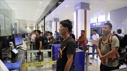 6月13日，乘坐中老鐵路國際旅客列車的旅客在磨憨邊檢大廳排隊候檢。李揚 攝