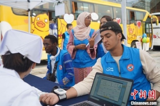 6月13日，在第20個世界獻血者日前夕，20名在贛留學生組團前往血站獻血。吳迪 攝