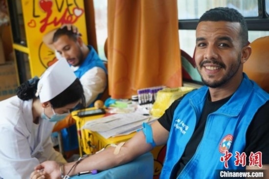 6月13日，在第20個世界獻血者日前夕，20名在贛留學生組團前往血站獻血。吳迪 攝