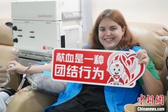 6月13日，在第20個世界獻血者日前夕，20名在贛留學生組團前往血站獻血。吳迪 攝