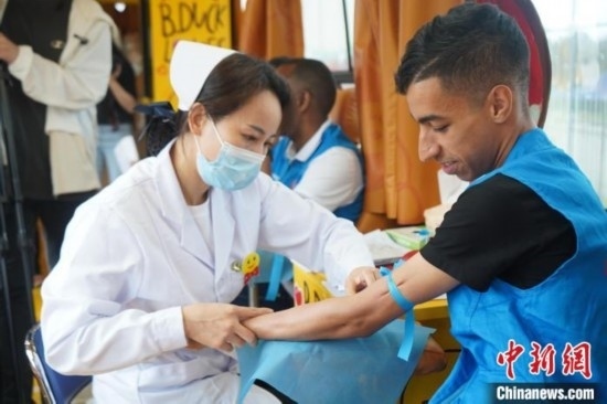 6月13日，在第20個世界獻血者日前夕，20名在贛留學生組團前往血站獻血。吳迪 攝