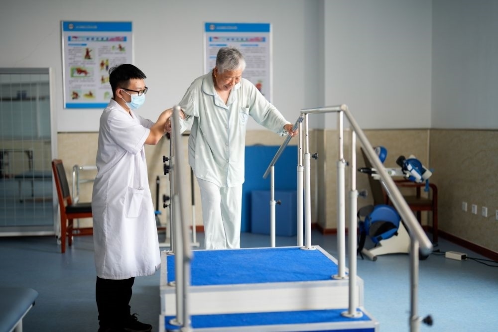 河北省灤南縣一家養(yǎng)老機(jī)構(gòu)的工作人員在指導(dǎo)老人進(jìn)行康復(fù)訓(xùn)練（2023年5月19日攝）。新華社記者 牟宇 攝