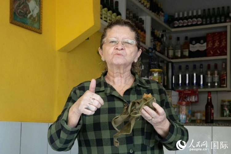 圣瑪塔社區(qū)居民品嘗粽子。王天聰攝