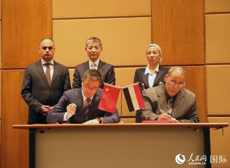 中國(guó)駐埃及使館公使張朝陽與埃環(huán)境事務(wù)署工程和項(xiàng)目管理局局長(zhǎng)阿卜杜勒阿齊茲簽署交接證書。沈小曉攝