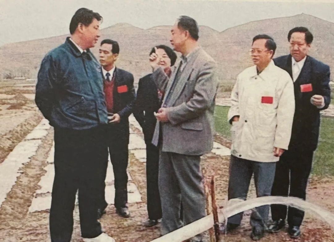 △1997年4月20日，習(xí)近平在寧夏固原市隆德縣調(diào)研。